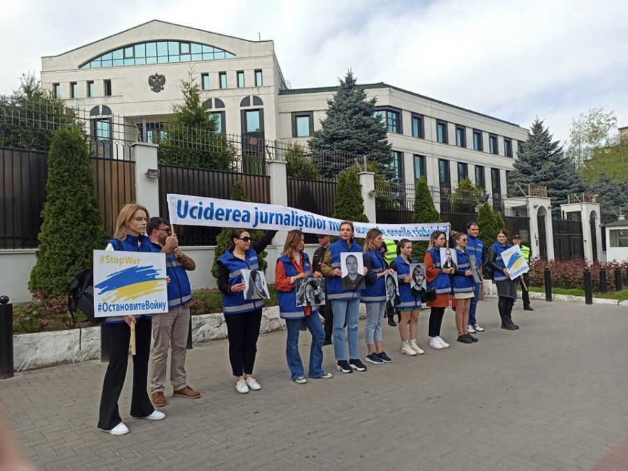 Перед посольством РФ прошел флешмоб журналистов под девизом: "Остановите войну!".