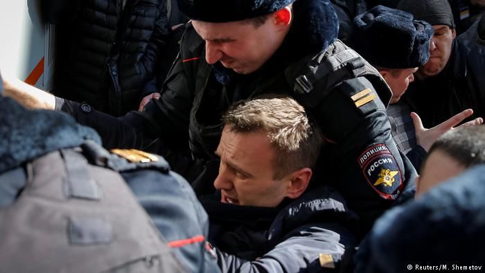 Вместе с Навальным были задержаны еще несколько человек.
