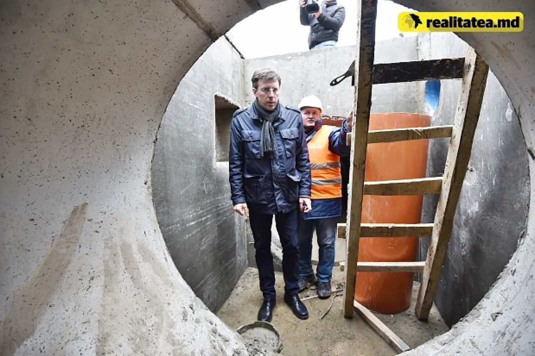 Киртокэ во время посещения ремонтируемых улиц.