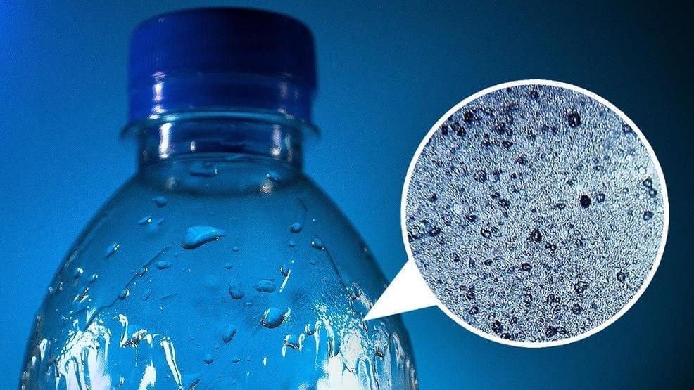 Oamenii consumă anual zeci de mii de microparticule de plastic din apa îmbuteliată.
