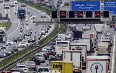В Германии на автобане будут ездить грузовики без водителей.