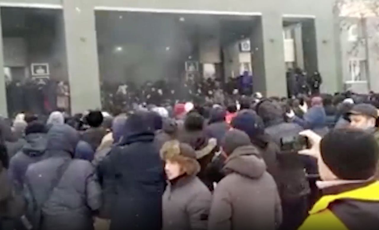 Мужчине оторвало ногу при взрыве у здания администрации в Актобе.