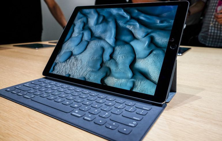 Noul iPad Pro este o tabletă atât de performantă că deja începe să semene cu un calculator. Foto: fortune.com