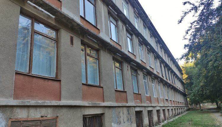 Власти Бельц возьмут кредит на замену окон и дверей в школах и детсадах. Фото: nordnews.md.