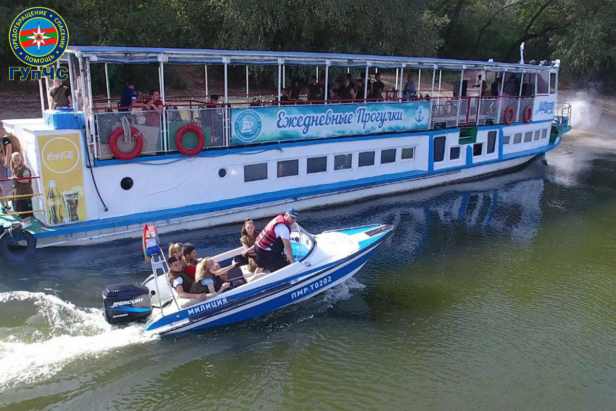 Приднестровские спасатели и пожарные провели учения на воде.