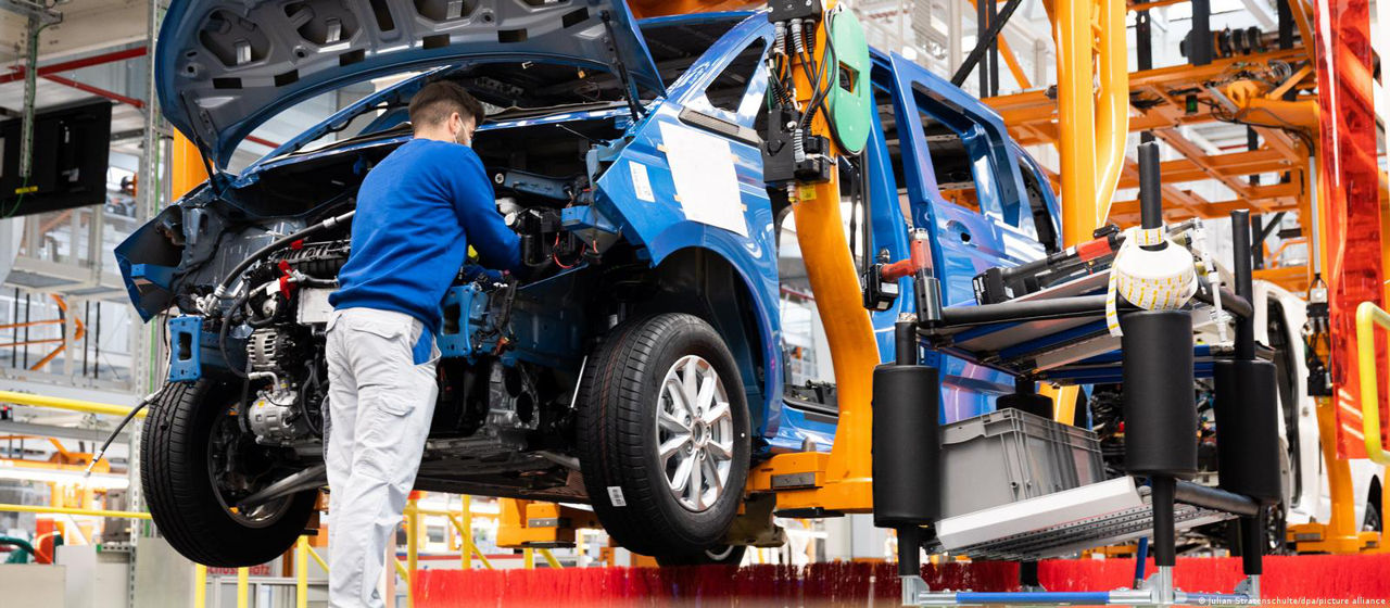 От Volkswagen требовали к 2030 году остановить продажу автомобилей с двигателями внутреннего сгорания.