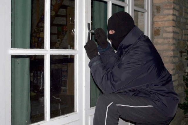  O grupare de moldoveni ar fi comis furturi de 500 000 de euro. Foto simbol: opiniedecarei.com