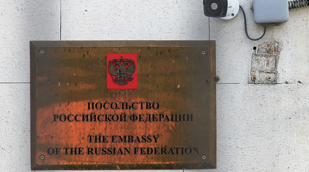 Националисты в Киеве обстреляли российское посольство.