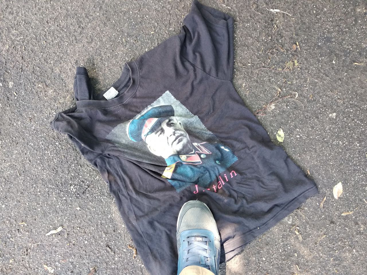 В Киеве раздели мужчину в футболке с портретом Сталина.