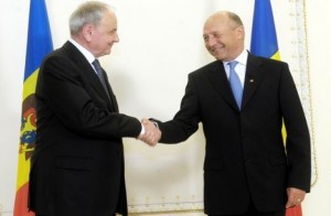 Pe de altă parte, deputatul PD Adrian Candu l-a contrazis pe Reşetnicov, replicând că acesta “a căzut în extreme” şi că “manipulează prin declaraţii”.