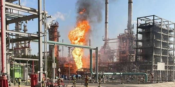 В Кувейте на нефтеперерабатывающем заводе произошел пожар: есть пострадавшие.