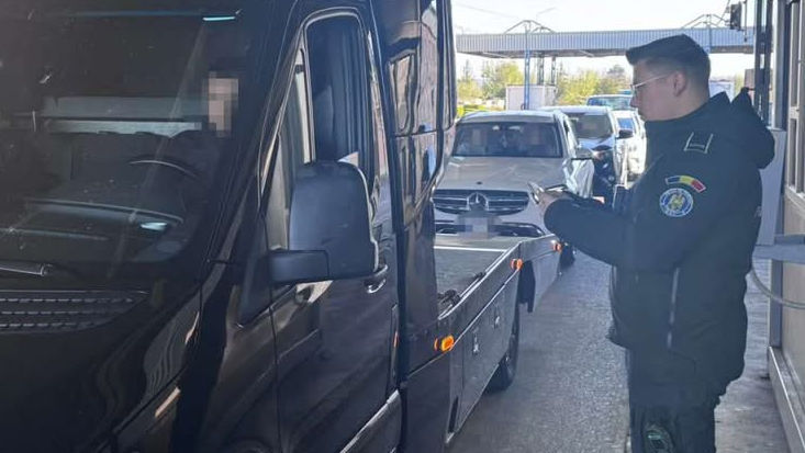 Un moldovean, prins la frontieră cu un certificat de înmatriculare fals.