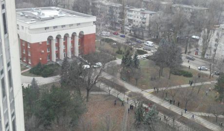 В полицию сообщили, что там заложена бомба. Фото: jurnal.md