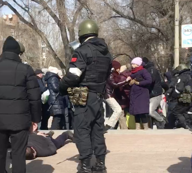 В Бердянске участников митинга за единство Украины избили люди в военной форме.