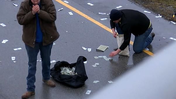 В результате аварии проезжая часть оказалась вся в купюрах номиналом 5, 10 и 20 долларов. 