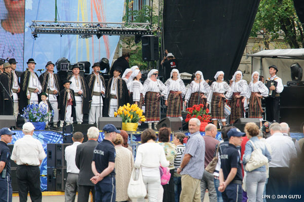 Conducerea Republicii Moldova va veni cu un cuvânt de felicitare în Piaţa Marii Adunări Naţionale la orele 11.00, după care toată lumea va fi invitată la „Hora mare”.