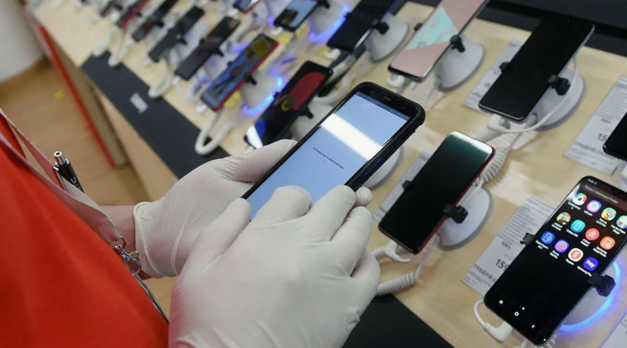 Vânzările globale de smartphone-uri vor încetini anul acesta din cauza majorării tarifelor vamale din SUA.