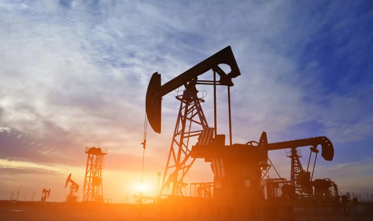 Prețul petrolului a depășit 100 de dolari pe baril pentru prima dată din 2022.