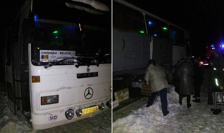 Cпасатели освободили из сугроба и доставили в пункт обогрева в Кременчуг автобус с 15 пассажирами Молдовы.