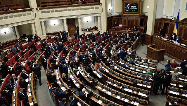 Ранее в понедельник Гройсман пригрозил уйти в отставку, если Рада не примет закон о создании Антикоррупционного суда.