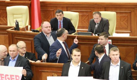 Проект ПСРМ об увольнении спикера парламента подписали 24 депутата.