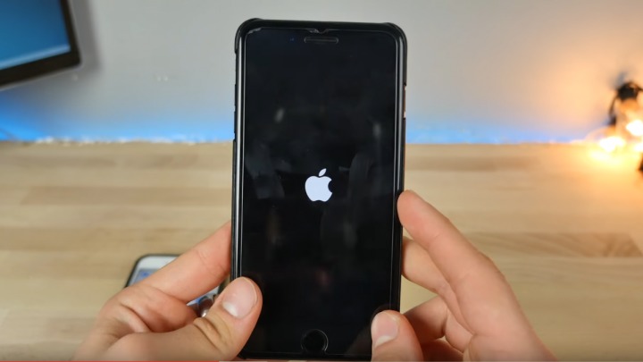Pentru a-l readuce într-o stare funcțională, apăsați pe Home și Power 10 - 15 secunde sau, dacă aveți un iPhone 7, pe Power și Volume Down.
