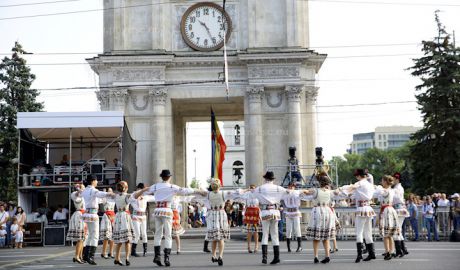 Grafic: Câtă lume trăiește de fapt în Moldova şi ce îşi dorește