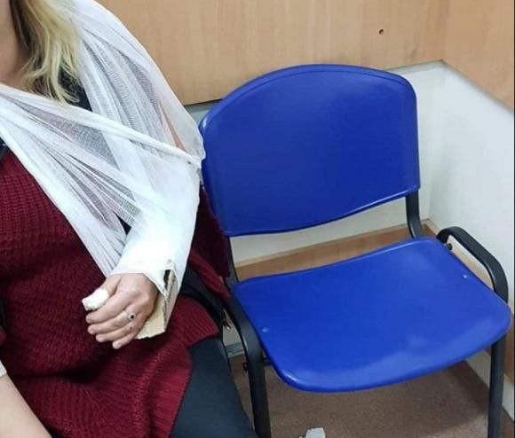 В Румынии сломанную руку пациентки вместо гипса зафиксировали картоном.