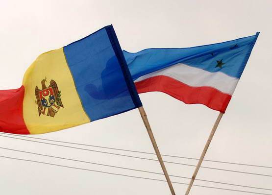 Omului de ştiinţă nu-i plac categoric culorile drapelului național al acestei regiuni, care ar fi similare, chipurile, cu cele ale drapelului peninsulei Crimeea.