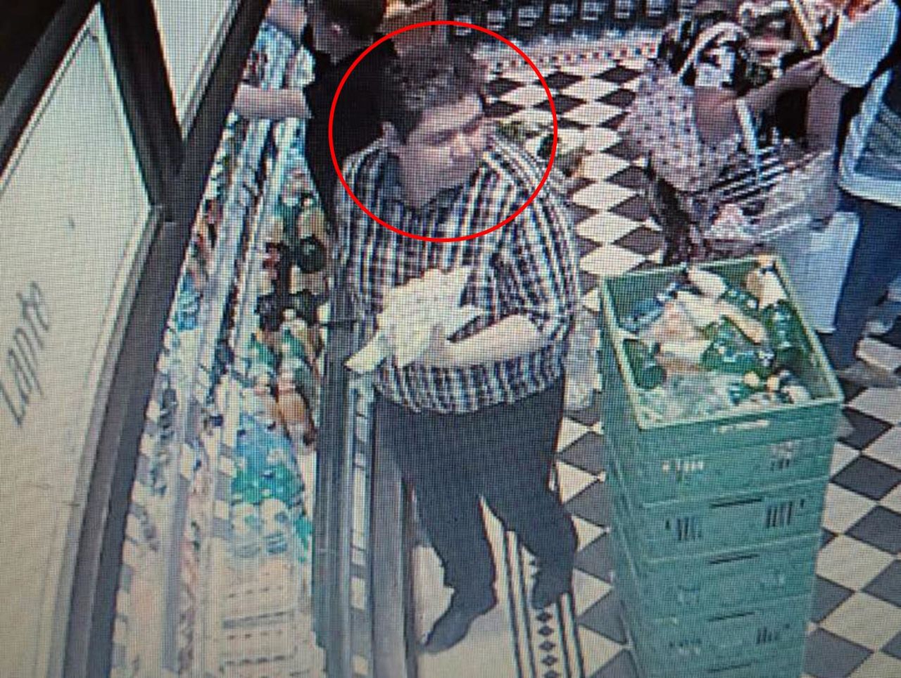 Atenţie la buzunare ! Poliţia Capitalei solicită ajutorul cetăţenilor. Foto: politiacapitalei.md