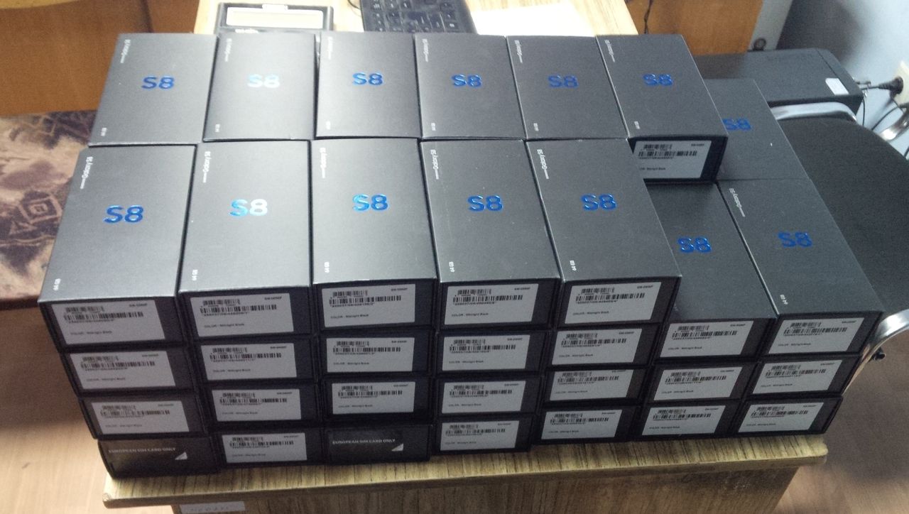 Moldoveni reținuți. Unde au ascuns 53 de telefoane Samsung S8