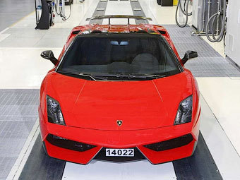 Lamborghini Gallardo LP 570-4 Spyder Performante является облегченной на 65 килограммов версией обычного родстера. Фото: Lamborghini