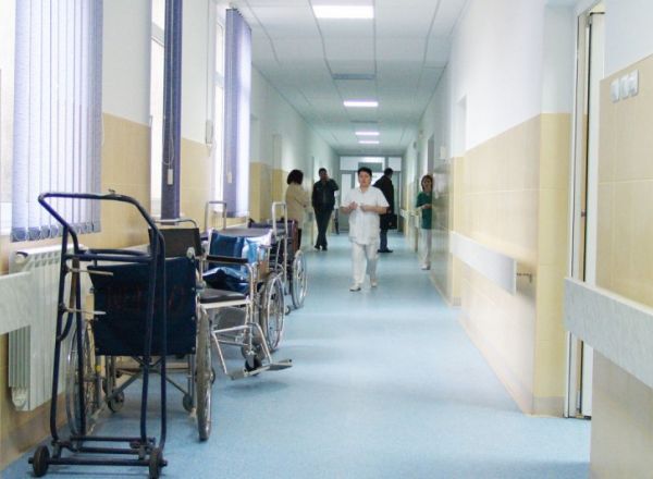 O fetita de 13 ani din Costesti a murit la spital dupa ce fusese internata cu o fractura la picior.