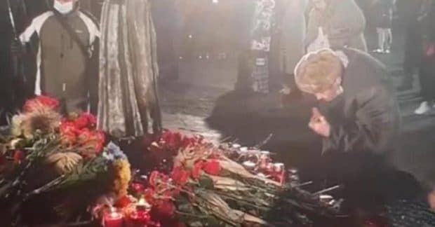 В Киеве пенсионер съел хлеб с мемориала, посвященного Голодомору.
