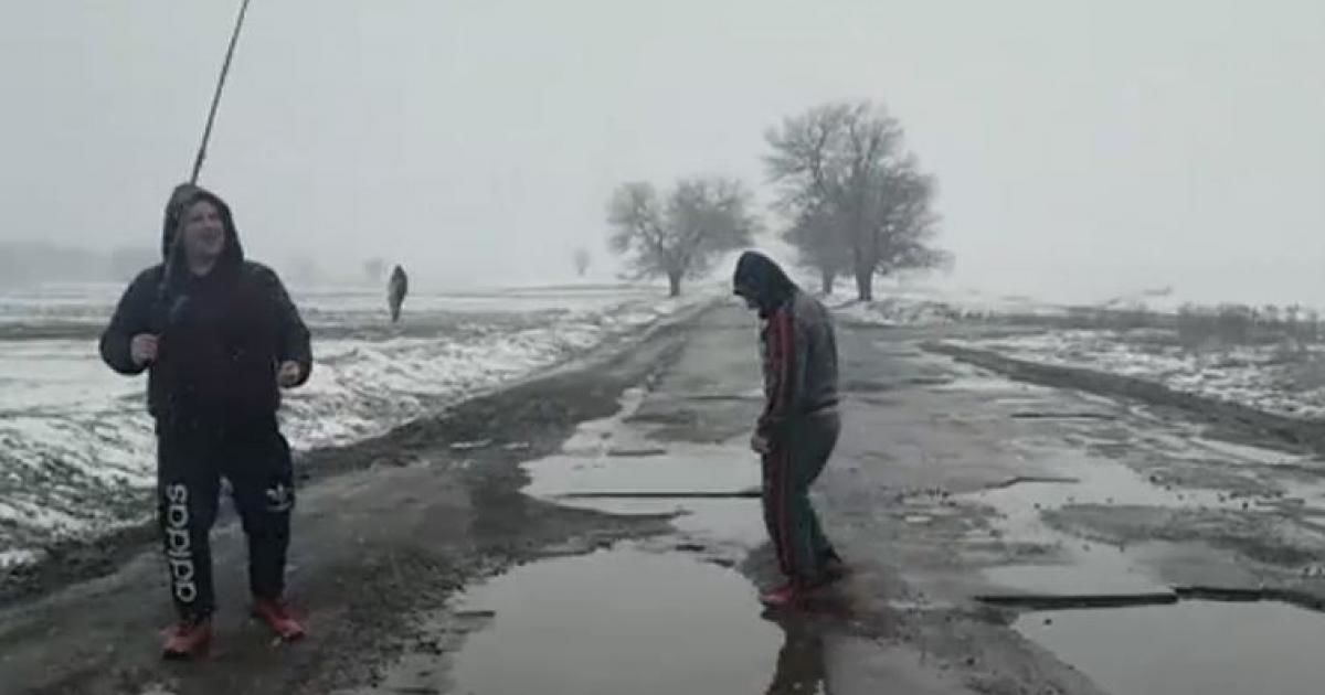 România: Drum de coşmar, protest cu undiţa în gropi. Foto: Captură video