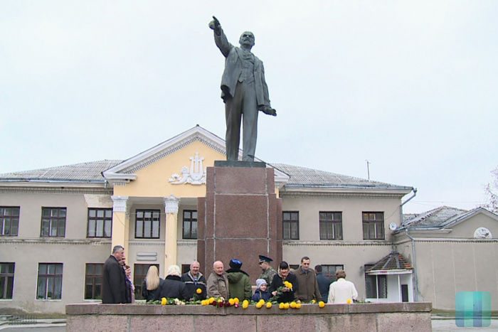В городах Приднестровья возлагают цветы к памятникам Ленину.