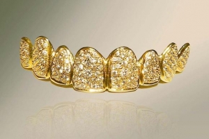 Un dentist din Dubai a creat cea mai scumpă dantură din lume.