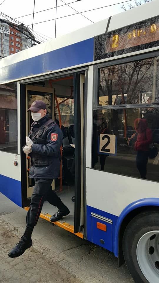 Полиция дежурит на остановках общественного транспорта.