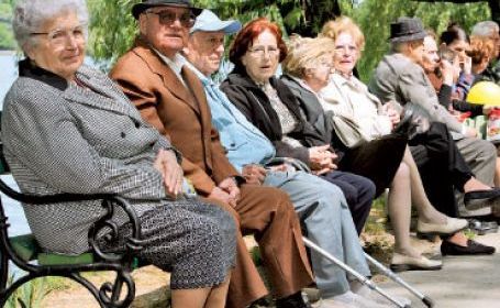 Totodată, cenzul de vîrstă pentru pensionare la femei se va majora pînă la 60 de ani, iar la bărbaţi – pînă la 65 de ani, transmite ava.md.