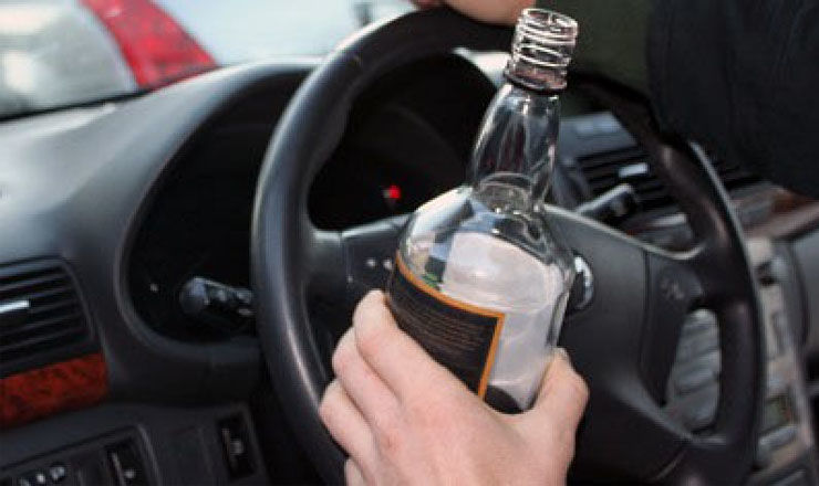 Șofer fără permis de conducere și în stare de ebrietate, la volanul unei mașini furate.