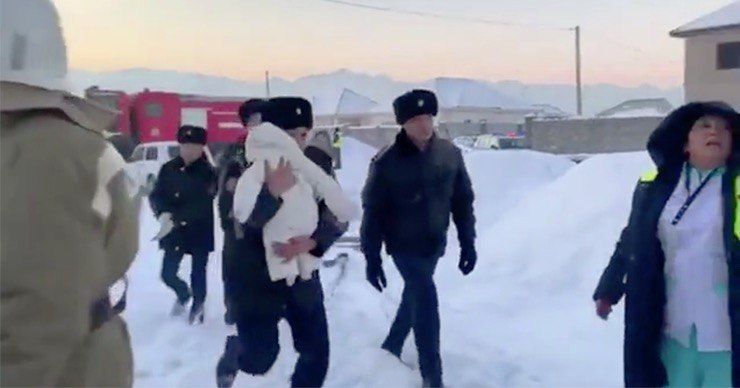 Спасение младенца после крушения самолета в Казахстане попало на видео.