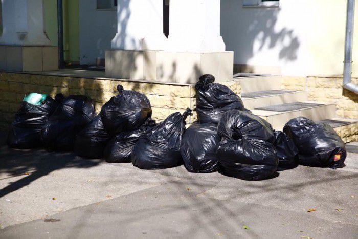 De patru zile, gunoiul din capitală nu este evacuat, iar tomberoanele s-au umplut la maxim.