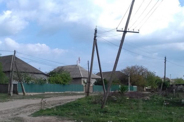 В Чишмикиойе «на честном слове» держатся столбы линий электропередач.