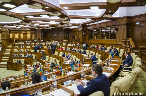  Депутаты возвращаются в понедельник на работу.