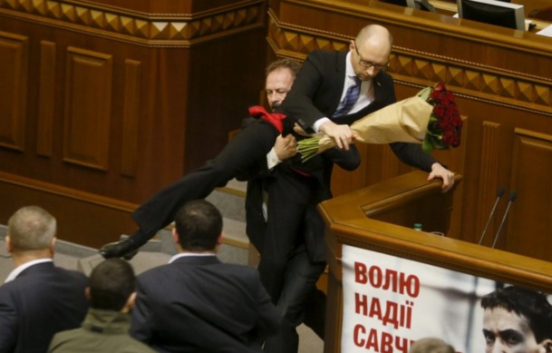Premierului ucrainean, Arseni Iaţeniuk, a primit un buchet de trandafiri și este luat pe sus în plenul Parlamentului de la Kiev.