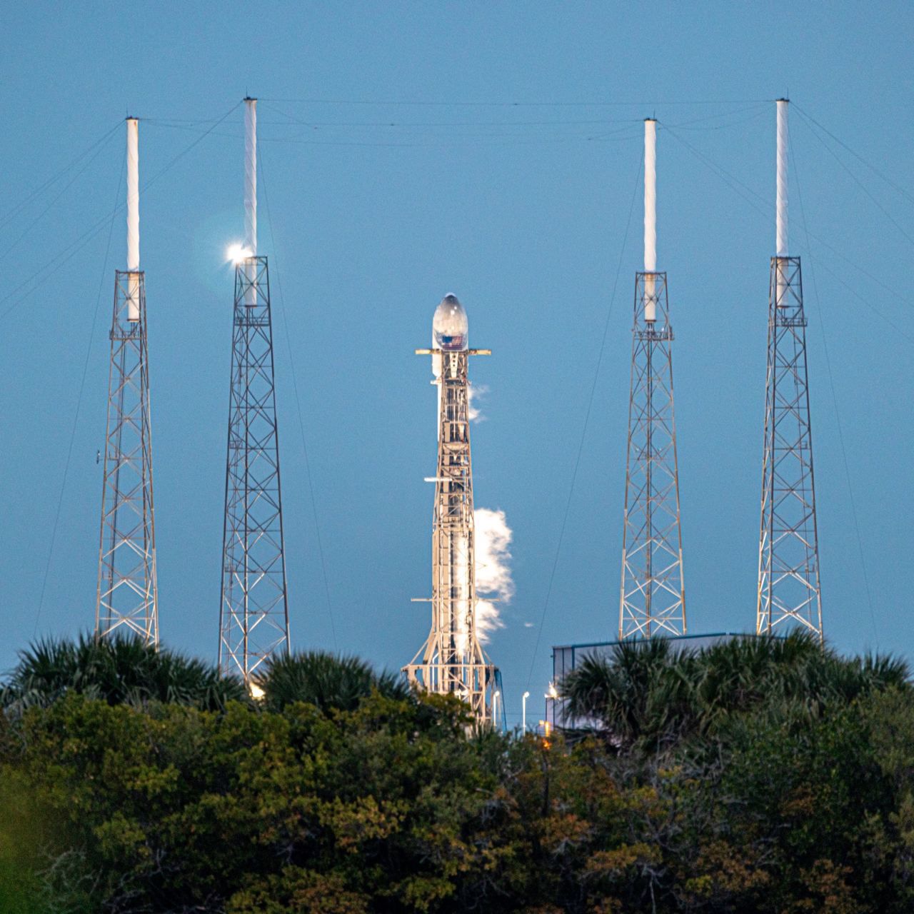 SpaceX четвертые сутки подряд не может запустить итальянский спутник.