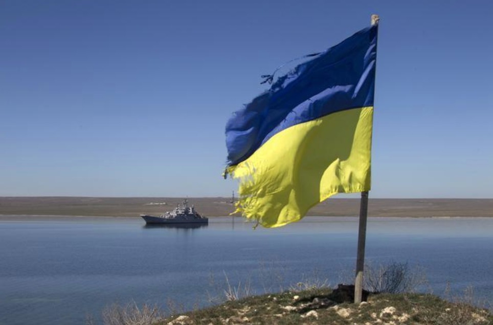 Киев просит суд обязать Россию уважать суверенные права Украины в своих водах и выплатить компенсацию за причиненный ущерб.
