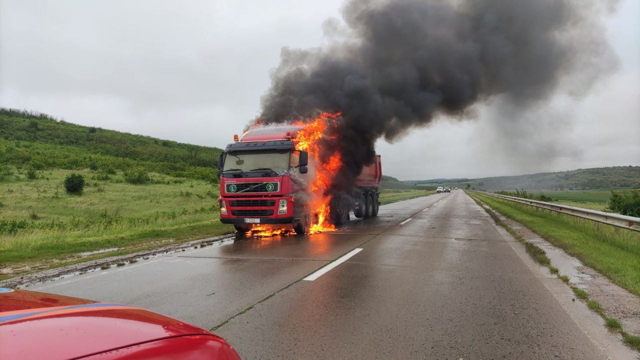 Un camion a ars ca o torță la Călărași.