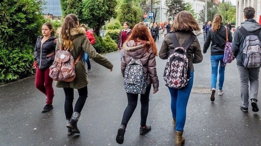 Первые в списке – осенние каникулы. Они начнутся 26 октября и продлятся до 3 ноября, всего 9 дней. 