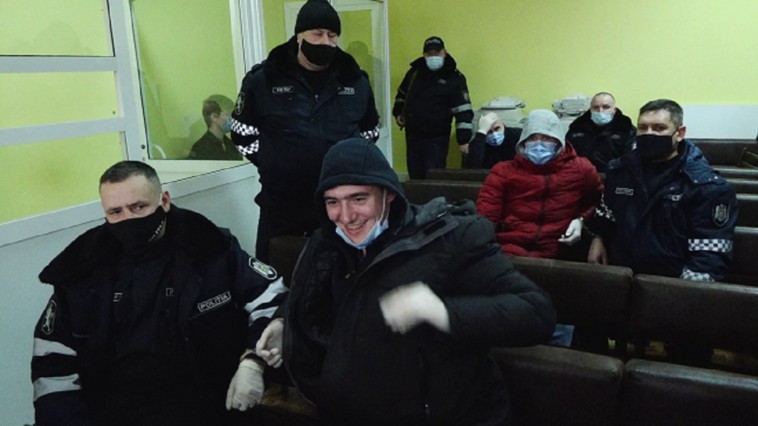 Один из обвиняемых в двойном убийстве в Фалештах шутил и улыбался в суде.